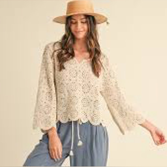 Skylar & Jade size Medium Bell Sleeve Lace Blouse - Picture 1 of 4